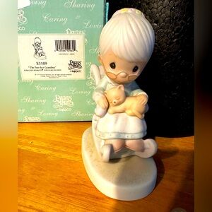 Precious Moments, 1979, Jonathan & David Collection- The Purr-fect Grandma